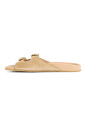 chaussures-beiges-en-daim-a-bout-carre-diagonal
