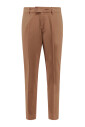 bruine-broek-met-ritssluiting-en-knopen