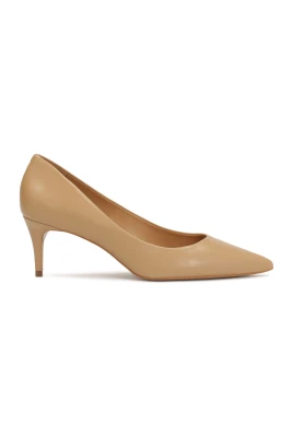 Beige låga stilettpumps.Denna produkt är liten i storleken.