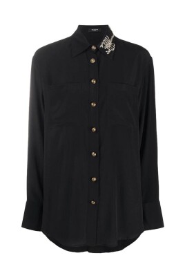 chemise-en-soie-avec-broderie-de-scorpion-ornee-de-bijoux-et-boutons-dores