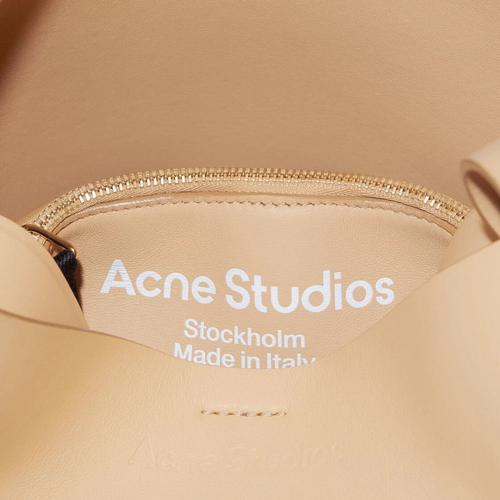 Acne Studios Zachte leren knoop schoudertas Beige Dames