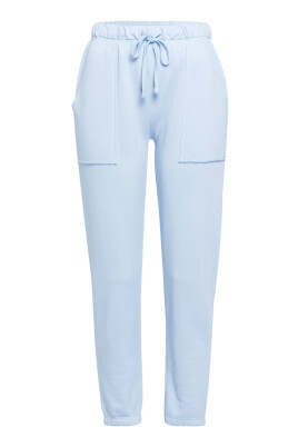 pantalon-de-style-sportif-bleu-clair-avec-poches-cousues