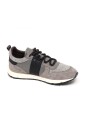chaussure-grise-en-daim-avec-carreaux-en-laine