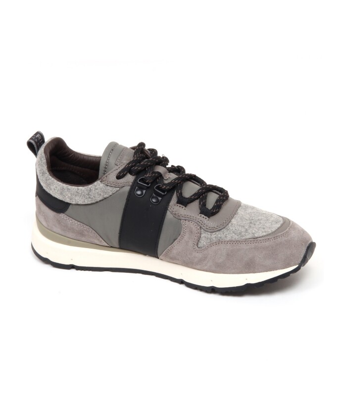 chaussure-grise-en-daim-avec-carreaux-en-laine