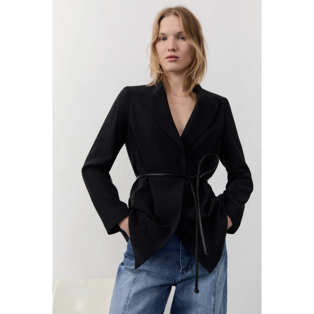 The New Society Zwarte Blazer met Leren Riem Black Dames
