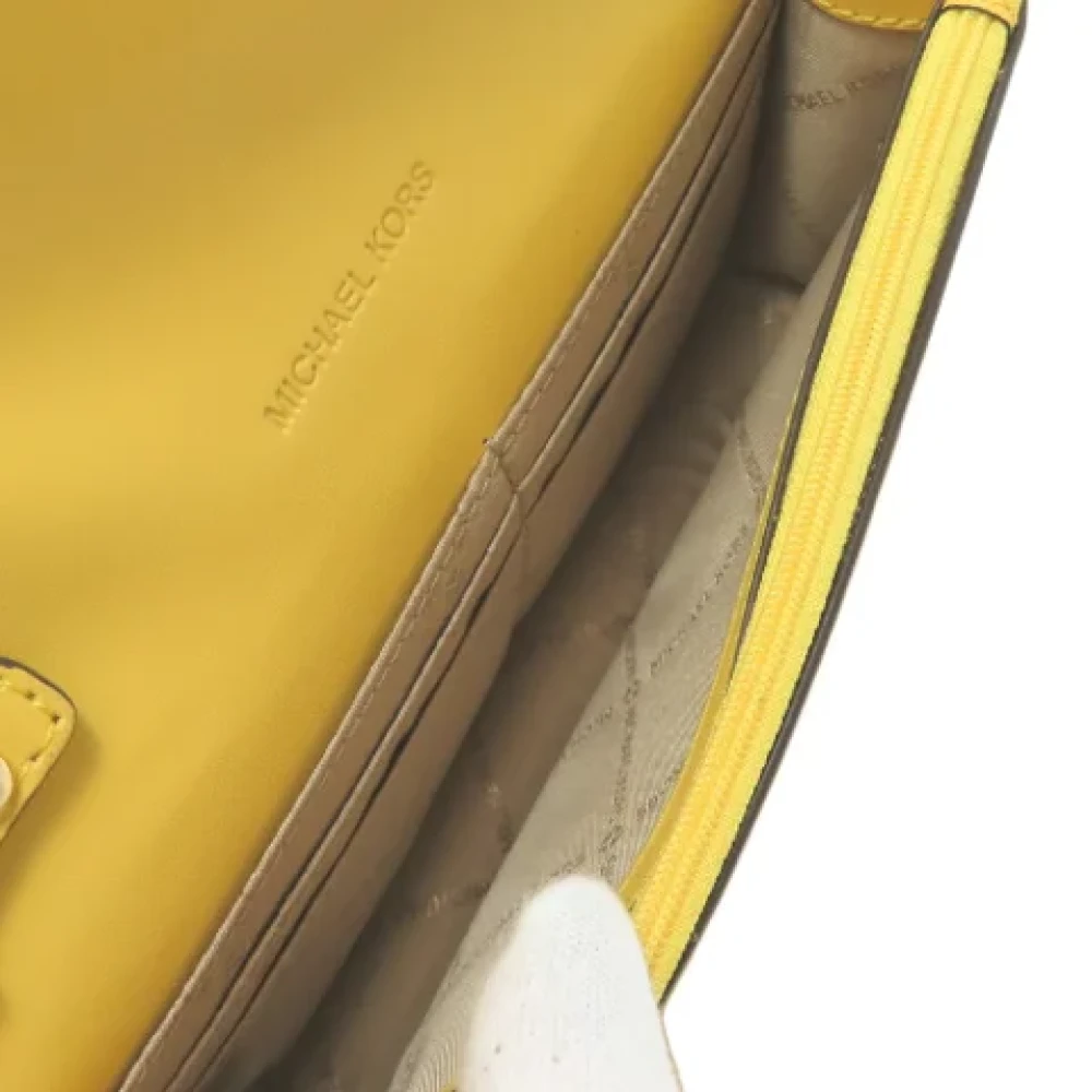 Michael Kors Pre-owned Fabric shoulder-bags Yellow Dames