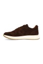 bruine-suede-sneakers-met-witte-zool