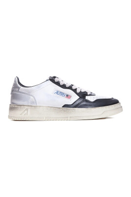 sneakers-blanches-avec-fermeture-a-lacets-avant