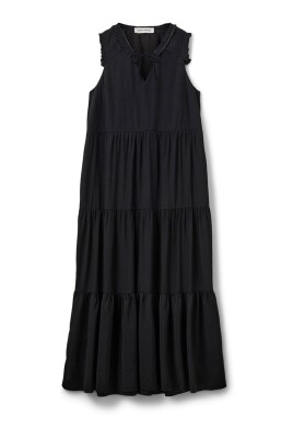 black-summer-dress-with-v-neck