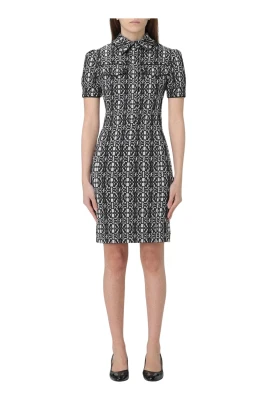 Vit Klänning med Krage Elegant Stil