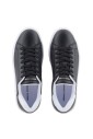 sneakers-blanches-materiau-revetu-semelle-en-caoutchouc
