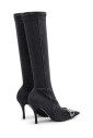 bottes-noires-avec-ovale-en-metal-d