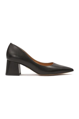 Svarta pumps med en låg hög bred klack