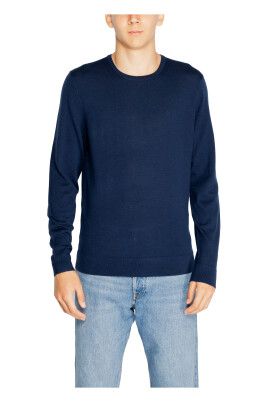 bla-strikket-sweater-med-rund-hals