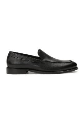 Svarta loafers i naturläder.Denna produkt har stor storlek.