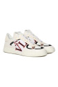 sneakers-blanches-avec-bout-perfore