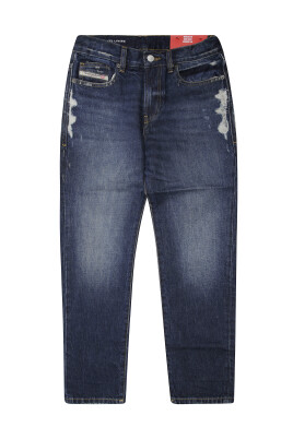 straight-leg-jeans-with-hip-scratches