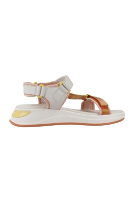 sandales-plates-a-bride