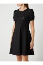 robe-noire-en-polyester-avec-application-de-strass