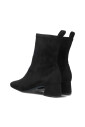 zwarte-suede-enkellaarsjes-met-stiksels