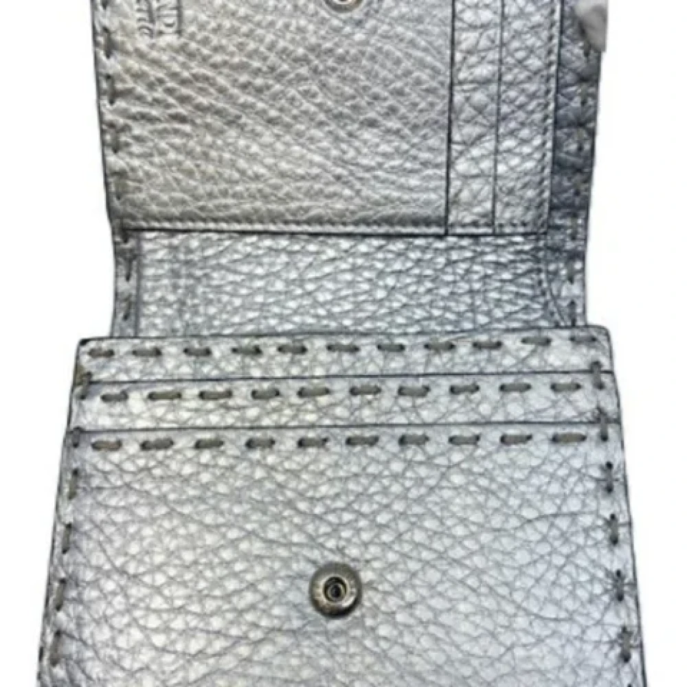 Fendi Vintage Tweedehands Fendi portemonnee van zilver leer Gray Dames