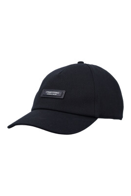 classic-baseball-cap-for-sporty-style