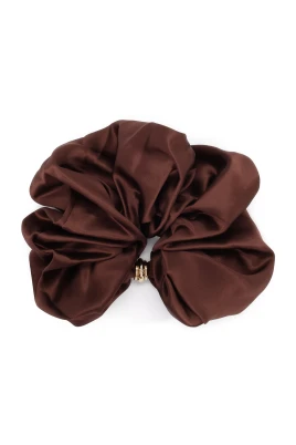 Satin scrunchie med gulddetaljer