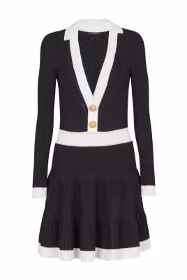 mini-robe-en-maille-a-col-en-v-avec-details-de-boutons