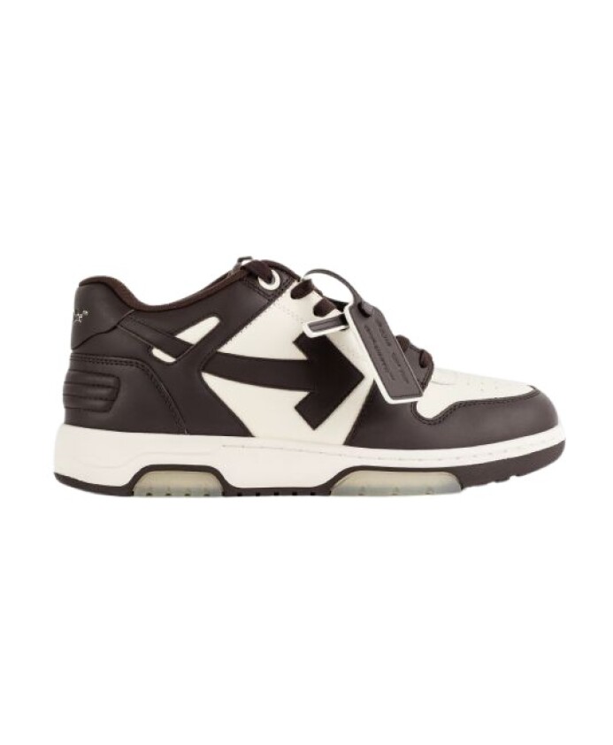 chokladbruna-sneakers-med-beige-detaljer