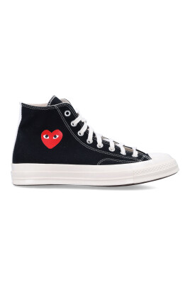 svarta-sneakers-med-hjarttryck