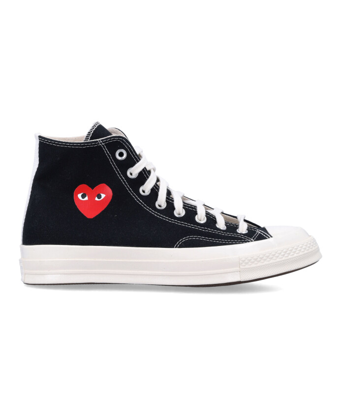 svarta-sneakers-med-hjarttryck
