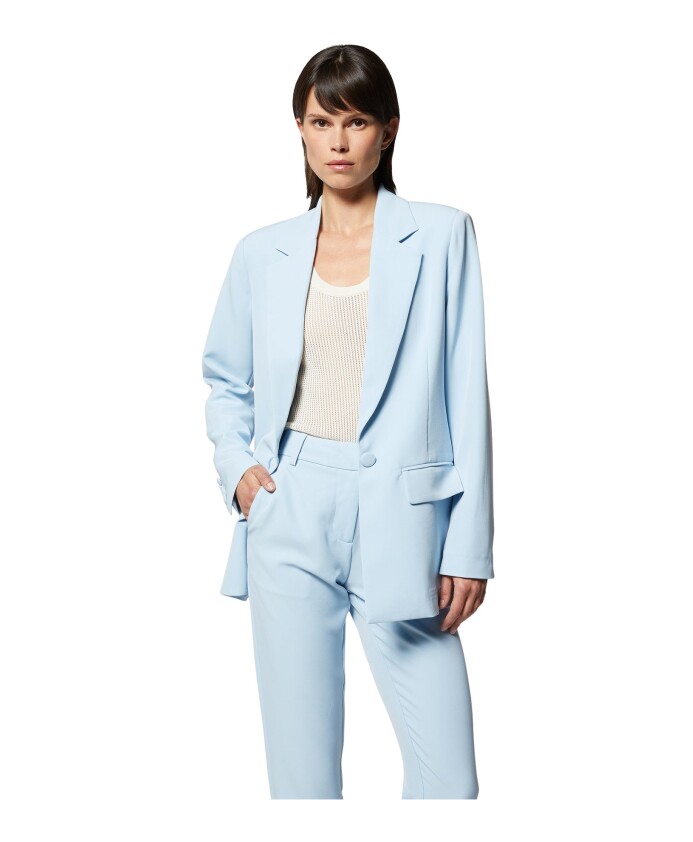 tailleur-avec-blazer-et-pantalons-courts