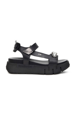 black-sandals-with-stones