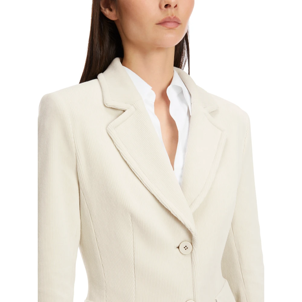 Marc Cain Ribfluwelen blazer met elegante twist White Dames