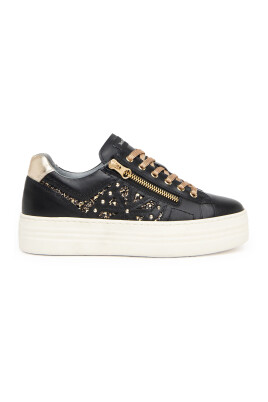black-sneakers-with-drygo-r-technology