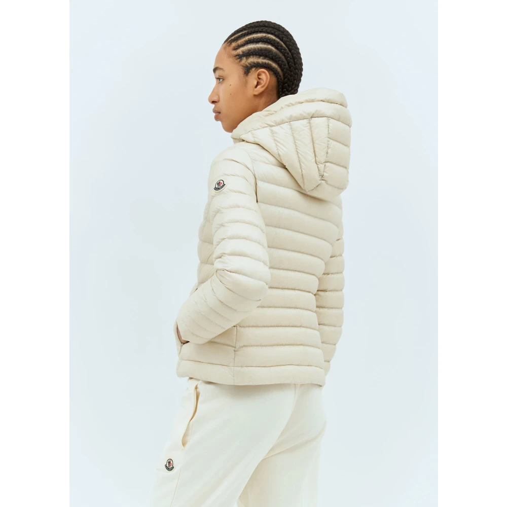 Moncler Gewatteerde Korte Donsjas met Capuchon Beige Dames