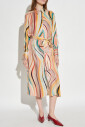 robe-avec-une-ceinture-a-la-taille