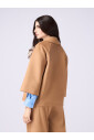 manteau-effet-daim-avec-broche