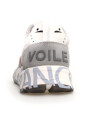 grijze-sneakers-met-opvallend-ontwerp
