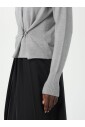 pull-gris-en-tricot-avec-details-cotes