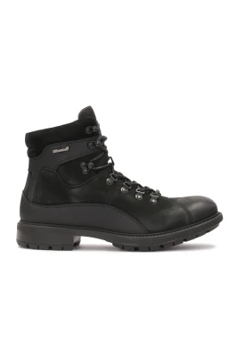 Mångsidiga isolerade stövlar tillverkade av mocka och nubuck