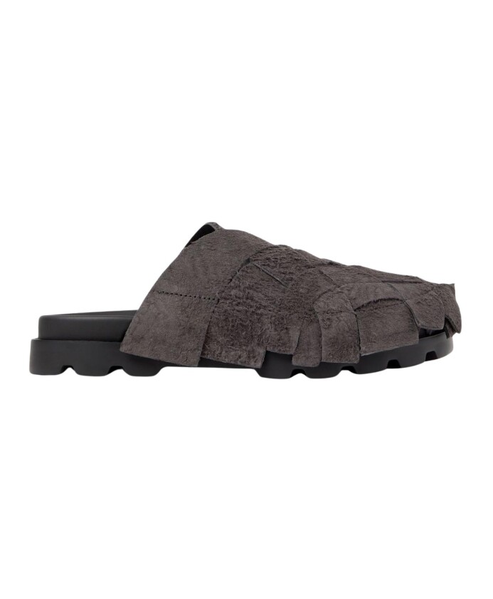 sandales-grises-en-daim-elegantes