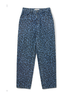 blue-denim-mom-jeans-with-leopard-print