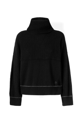 black-sweater-aw24-luxurious-blend