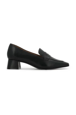 Svarta pumps med en bred låg klack