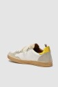 witte-sneaker-met-metalen-accenten
