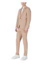 costume-a-rayures-avec-boutons-et-col-a-revers