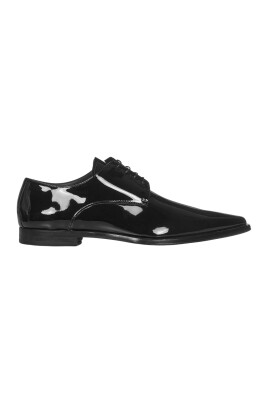 chaussures-noires-en-cuir-lacees