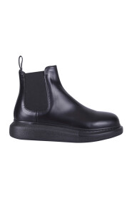 Schwarze Slip-On Stiefeletten mit elastischen Einsätzen