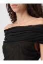 haut-noir-en-mesh-avec-epaules-denudees